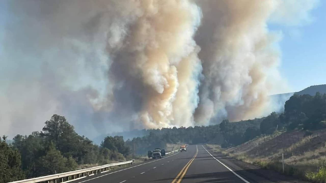 Incendio Flying V sobre la US60 sigue creciendo y mantiene cerrada la carretera