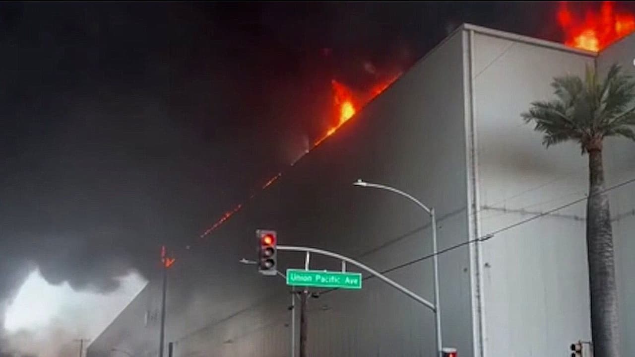 Reporte alerta sobre problemas de salud tras incendio de Lineage en Boyle Heights