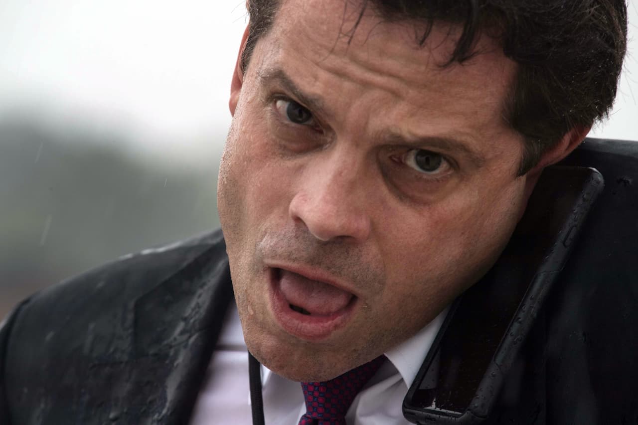<b><a href="https://www.univision.com/noticias/politica/los-diez-vertiginosos-dias-de-anthony-scaramucci-en-la-caotica-casa-blanca" target="_blank">Anthony Scaramucci apenas estuvo 10 días en la Casa Blanca como director de Comunicaciones</a></b>. En julio de 2017, Trump nombra a Scaramucci, un hombre al que el presidente llamaba "killer" (matador) uno de sus halagos preferidos. El desembarco de Scaramucci, hombre en el que muchos veían simulitudes gestuales con Trump, provocó que el exvocero, Sean Spicer, dimitiera. Pero luego de 10 días, Scaramucci dejó su cargo a pedido del entonces nuevo jefe de gabinete John Kelly, debido a que consideraba su personalidad disrruptiva para una Casa Blanca que buscaba salir del caos de las constantes renuncias y despidos.