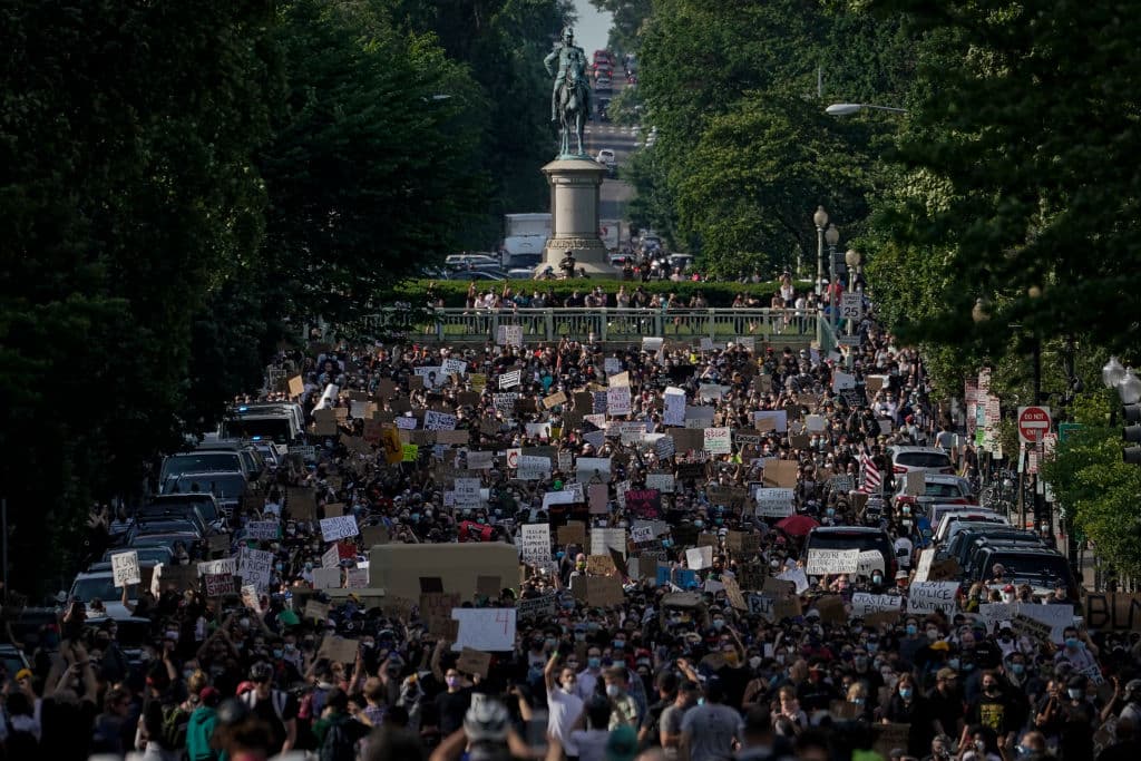 Así lucía el Parque Lafayette Park frente a la Casa Blanca este martes por la tarde, al día siguiente del discurso incendiario del presidente y la represión del lunes.