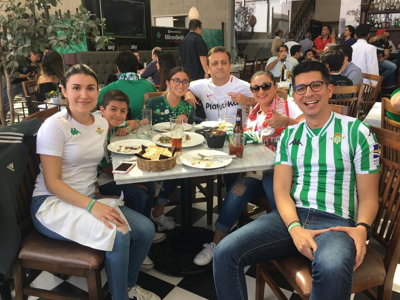 Gran ambiente en la Ciudad de México para vivir 'El gran Derbi' entre el Betis y el Sevilla.