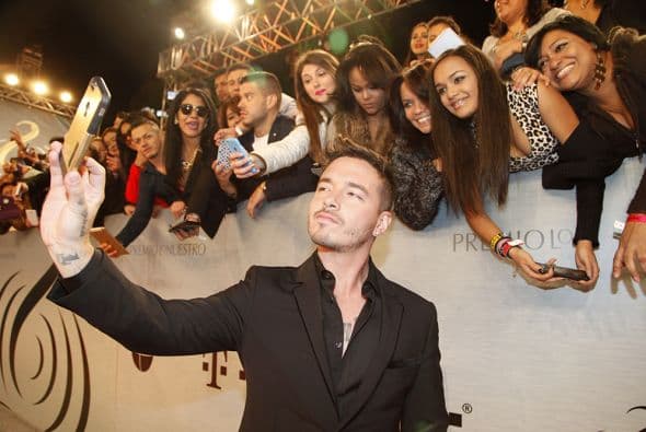 Este guapo reggaetonero nunca deja de complacer a sus fanáticos.