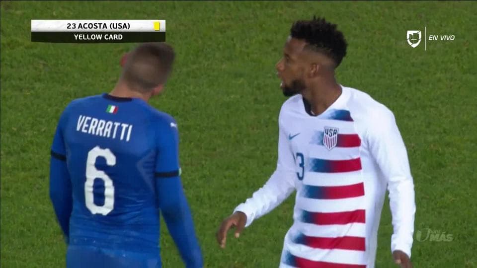 Tarjeta amarilla. El árbitro amonesta a Kellyn Acosta de USA