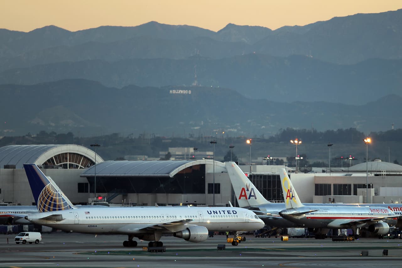 El sur de California es casa del mejor y del peor aeropuerto, según los premios de viajes Fodor’s. Si bien, el Aeropuerto de Hollywood-Burbank fue catalogado como el mejor de EEUU, el Aeropuerto Internacional de Los Ángeles fue catalogado como el peor no del país sino del mundo.
<br>