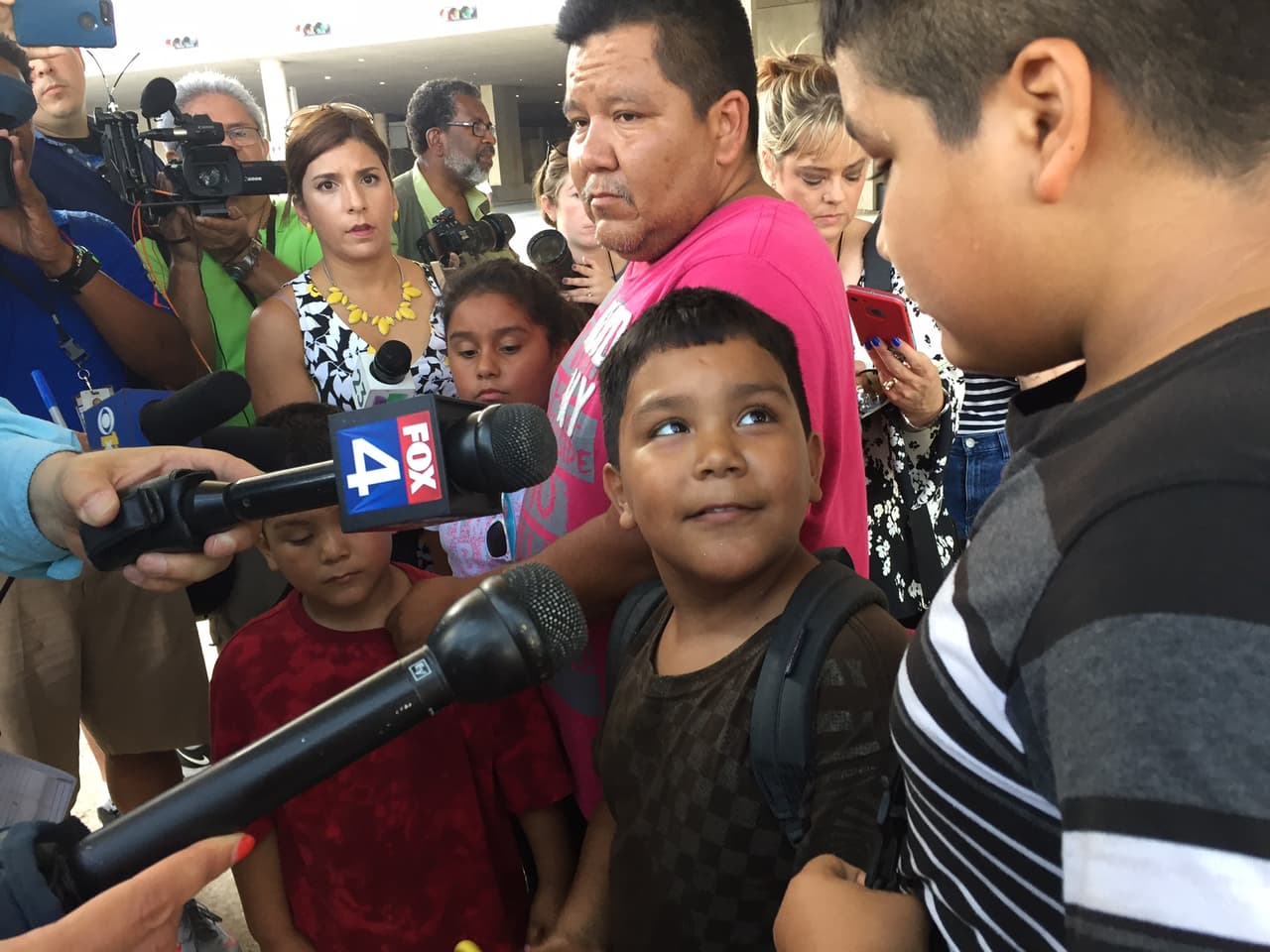 La familia Banda dejó su hogar en Dickinson. José estaba preocupado porque su hermano Francisco se quedó en la ciudad.