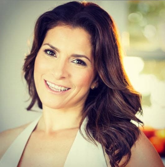 Además de actriz es cantante, esposa y madre. En algunas ocasiones comparte su sentido del humor en redes sociales.