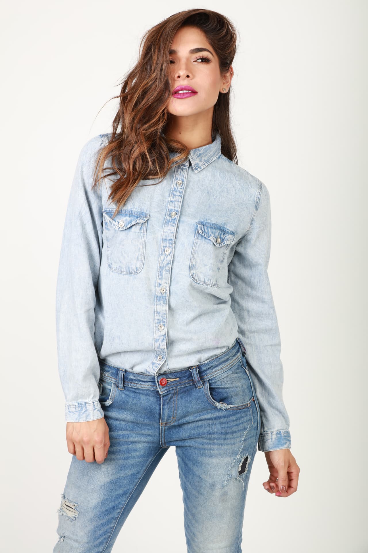 "El modelaje es casi como la actuación", asegura Alejandra sobre cómo se debe posar para lograr una foto espectacular. Mira 
<b><a href="http://www.univision.com/shows/la-reina-de-la-cancion/capitulo-4-alejandra-la-de-tijuana-en-la-alejandra-te-dice-como-lucir-como-una-estrella-video" target="_blank">el video</a></b> de cómo se realizó su sesión fotográfica para conquistar al mercado norteamericano.