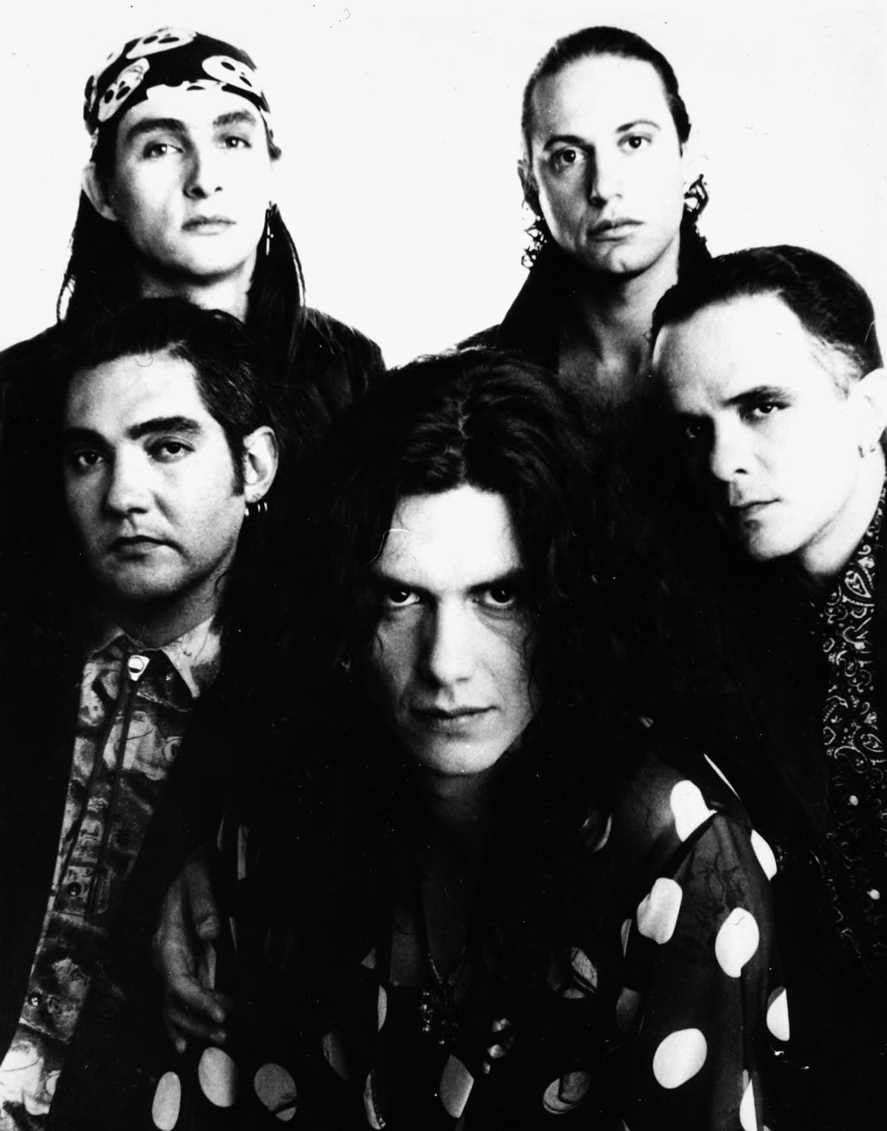 La legendaria banda de rock mexicana
<b>Caifanes</b> lanzaba su primer disco homónimo, el cual contenía éxitos como “Mátenme porque me muero” y “Viento”. ¿Qué otro recuerdos tienes de la farándula de 1988?