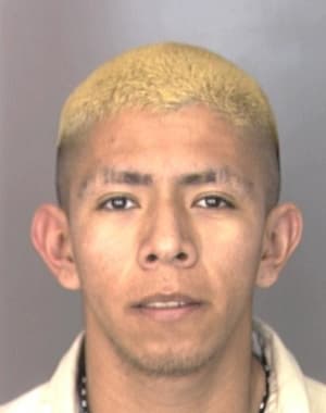 Israel Aguirre, de 40 años, es buscado por asesinato. 
<a href="https://www.dps.texas.gov/texas10mostwanted/MostWanted/stillWanted" target="_blank">Según el Departamento de Seguridad Publica de Texas,</a> Aguirre ha sido arrestado por homicidio, robo, prostitución y falta de identificación. En septiembre de 2007, la oficina del alguacil del condado Kaufman emitió una orden de arresto en su contra por homicidio.