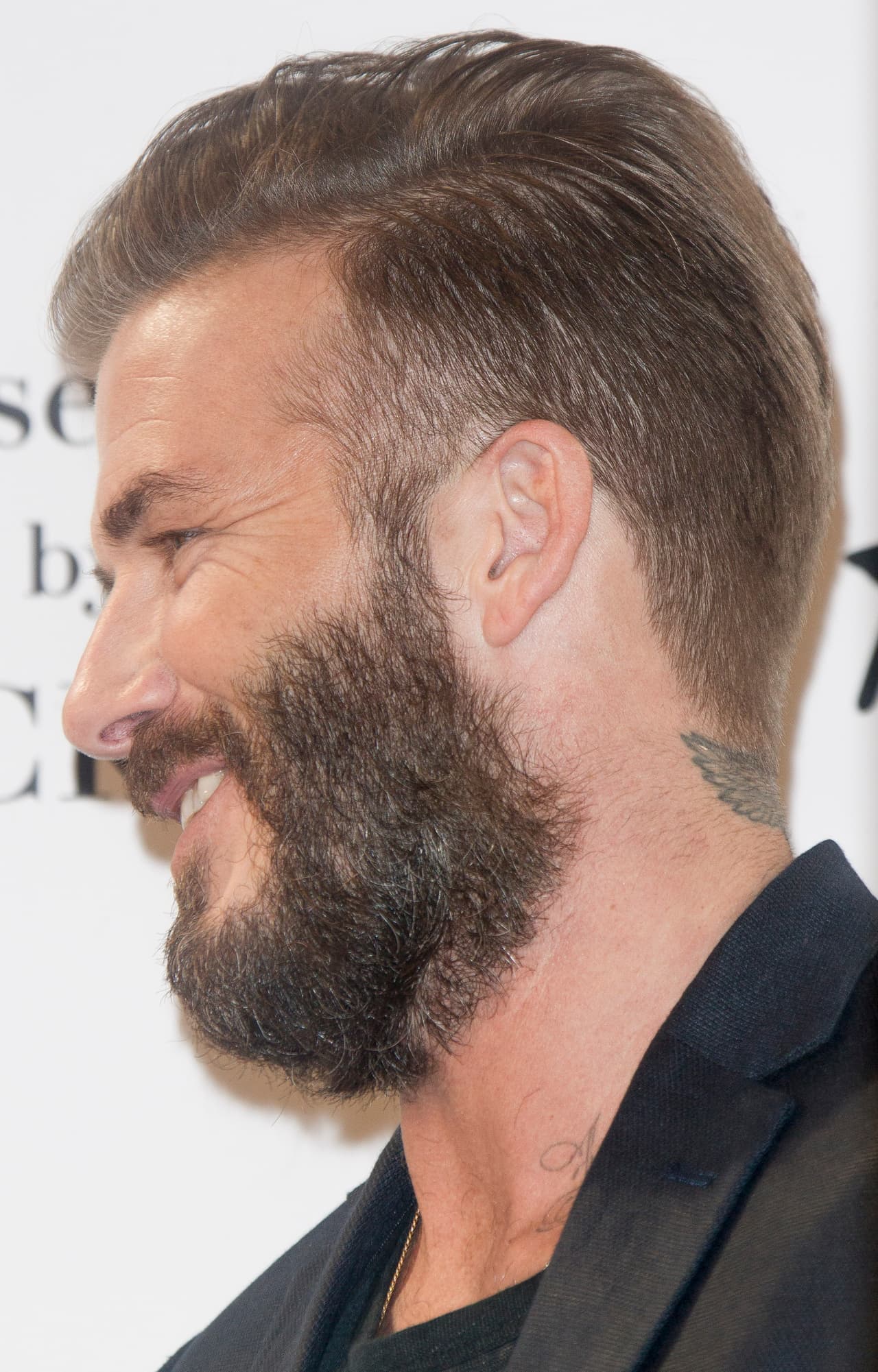 Últimamente el exfutbolista la ha dejado más larga pero no descuida las áreas que son importantes para que una barba luzca genial que son los pómulos y el cuello. Ustedes juzgarán si no es sexy y Victoria una afortunada por tener cerca esa barba.