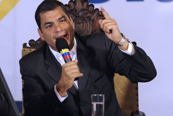 Correa y varios de sus ministros señalaron al ex presidente y actual opositor del gobierno Lucio Gutiérrez (2003-2005) de propiciar el alzamiento, aunque está en Brasil desde de que ocurrió.