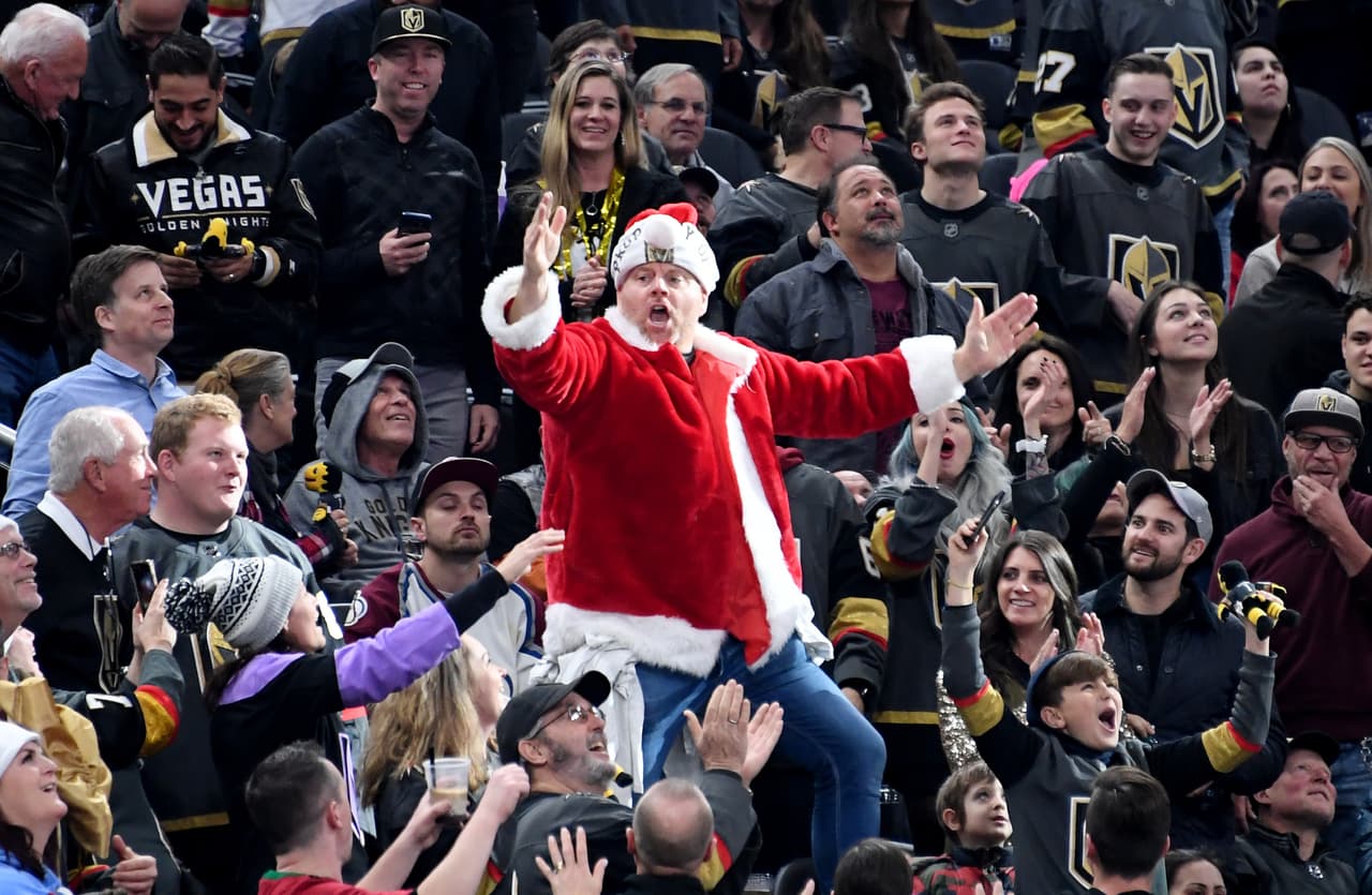 Un hombre vestido de Santa Claus entusiasma a los fanáticos del equipo de hockey sobre hielo Golden Knights de Las Vegas, Nevada. 23 de diciembre de 2019.