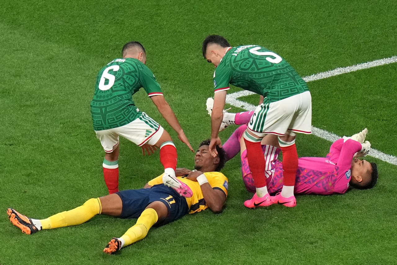 Los mexicanos Erik Lira (6) y Johan Vásquez (5) comprueban el estado del portero Raúl Rangel (1) y del ecuatoriano Kevin Rodríguez (11) durante el partido de dieciseisavos de final de la Copa del Mundo entre México y Ecuador, en Ciudad de México, el martes 30 de junio de 2026.