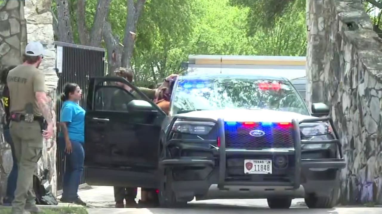 DEA y DPS ejecutan cateo en viviendas de San Antonio; hay 2 detenidos