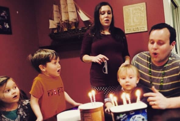 Josh, quien actualmente está esperando su cuarto hijo junto a su esposa Anna, rompió rápidamente el silencio.