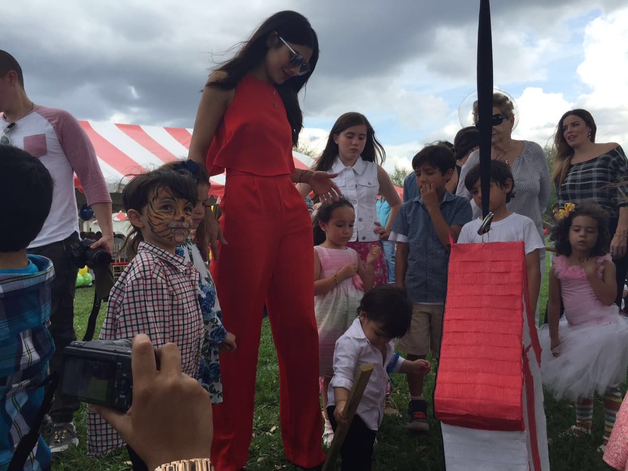 Nuestra primera reina celebró el primer cumpleaños del pequeño Matteo por todo lo alto con una divertida temática circense. Rodeados de amigos y familiares Alejandra y Aníbal lucieron felices junto a su hijo en una celebración que jamás olvidarán.