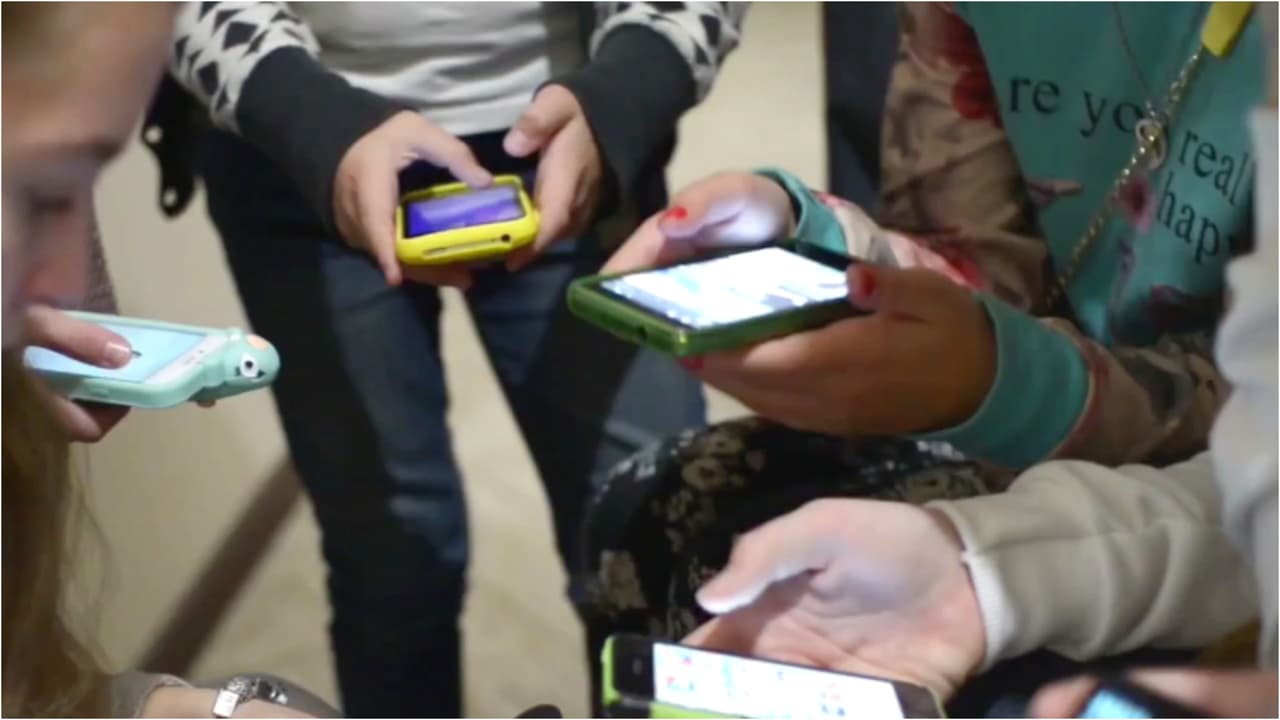 La escuela secundaria John F. Kennedy anunció que para este año escolar prohibirá a sus estudiantes usar celulares durante las clases. 
<br>
<br>Dicha medida ha generado posiciones encontradas entre los padres de familia; mientras algunos respaldan la iniciativa y aseguran que esto les ayudará a los alumnos a estar más concentrados, hay otros que se oponen y recalcan la necesidad de permanecer en contacto.