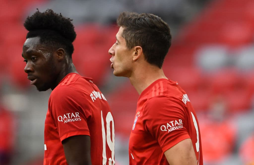 Robert Lewandowski se encuntra la pelota en el área y la empuja por debajo de las piernas del portero para poner el 4-0.