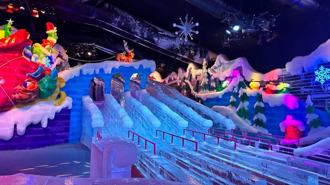 Sumergido en la atmósfera navideña, el Lone Star Christmas en el Gaylord Texan Resort es 
<b>un lugar imperdible para pasear, capturar hermosas fotos y explorar la popular exhibición ICE</b>. Este año, la exhibición se inspira en el clásico de Dr. Seuss, “How the Grinch Stole Christmas”. Esta experiencia mágica estará disponible 
<b>hasta el 31 de diciembre. 📍 </b>
<a href="https://maps.app.goo.gl/H96AuRTEU35w7hkn7" target="_blank">1501 Gaylord Trail </a>