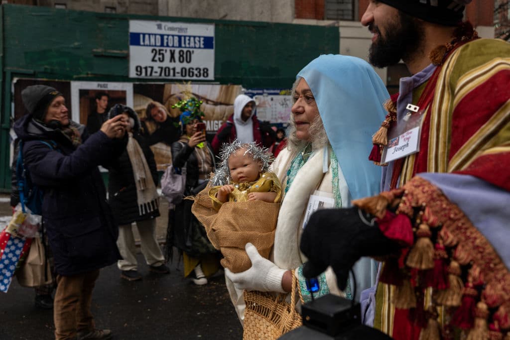 Una característica destacada del desfile es la participación de escuelas locales, grupos comunitarios y artistas. Este año, decenas de niños de diferentes escuelas desfilaron vestidos como pastores, ángeles y pequeñas estrellas, mientras recitaban villancicos en español e inglés.