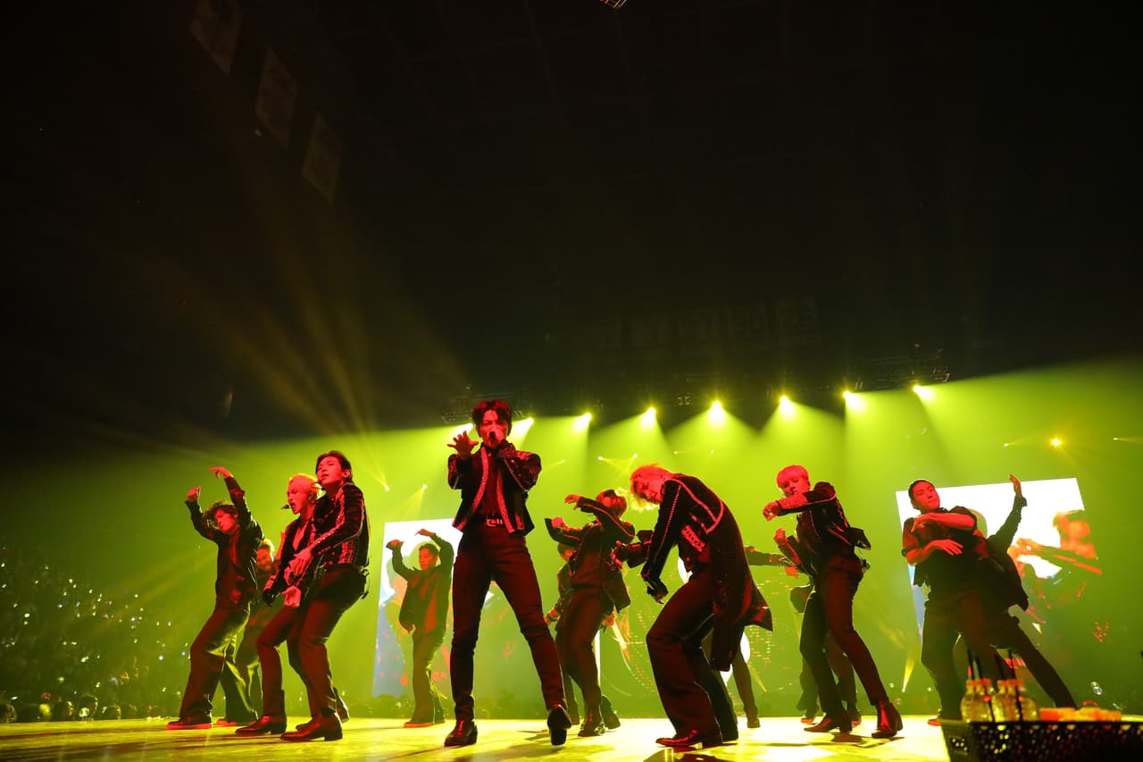 Conocido por actuaciones destacadas que combinan la estética de la pasarela con tonos más oscuros alineados
<b>con hip-hop y mezclas de trap electrónico</b>, ATEEZ ha convertido la narración de historias en una experiencia musical completa.