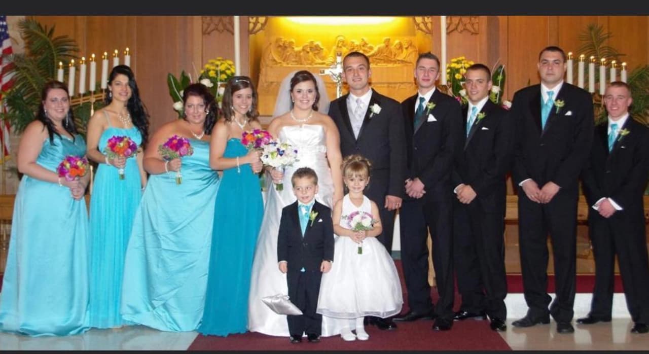 Se trata de 
<b>Lauren Dobosz,</b> una mujer de 31 años de Rolling Meadows, quien iba en la camioneta donde viajaban también 
<b>Thomas Dobosz </b>de 32 años, los niños y el único sobreviviente. 
<br>En el otro auto la única ocupante era 
<b>Jennifer Fernández</b>, una mujer hispana de 22 años residente de Carpentersville.