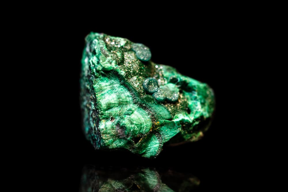 <h3 class="cms-H3-H3">Malaquita </h3>
<br>Aunque este mineral es poco conocido, es uno de los más efectivo para combatir las malas energías. Además de alejar las envidias, se utiliza para atraer el amor, la salud y el bienestar. 
<br>