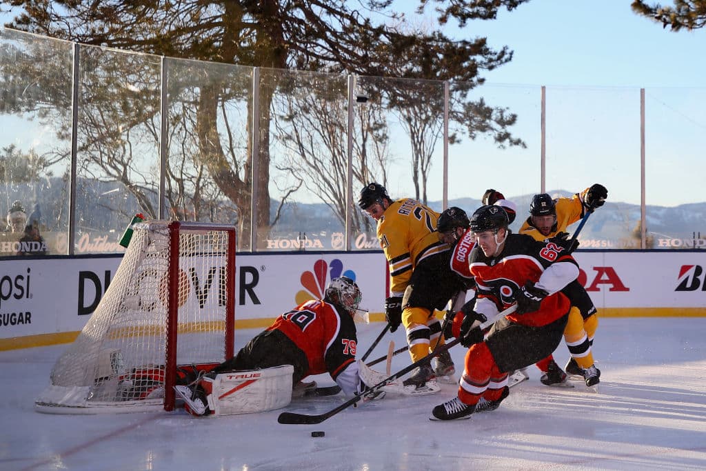 Oficiales determinaron que las condiciones estaban bien para las 7:30 p.m., y el partido entre los 
<a href="https://www.nhl.com/bruins" target="_blank">Boston Bruins</a> y 
<a href="https://www.nhl.com/flyers" target="_blank">Philadelphia Flyers</a> comenzó.