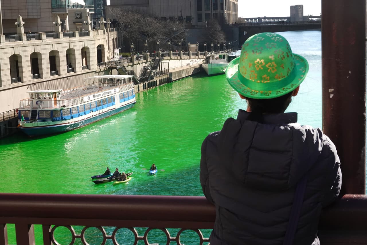 La costumbre de pintar el río de verde empezó en los 60, cuando al sindicato de plomeros se le ocurrió que podría ser una buena idea celebrar el día de San Patricio tiñendo el río con una fórmula que usaban para detectar contaminantes, de acuerdo con 
<a href="https://www.mentalfloss.com/article/62220/what-do-they-use-dye-chicago-river-green-st-patricks-day" target="_blank">Mental Floss</a>.