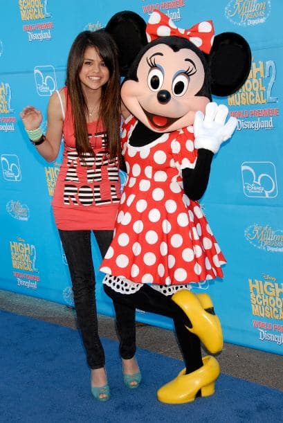 Selena Gómez comenzó su carrera actoral en la serie infantil ‘Barney & Friends’, pero a partir de 2006, cuando tenía 14 años, comenzó a aparecer en diversas series de Disney.