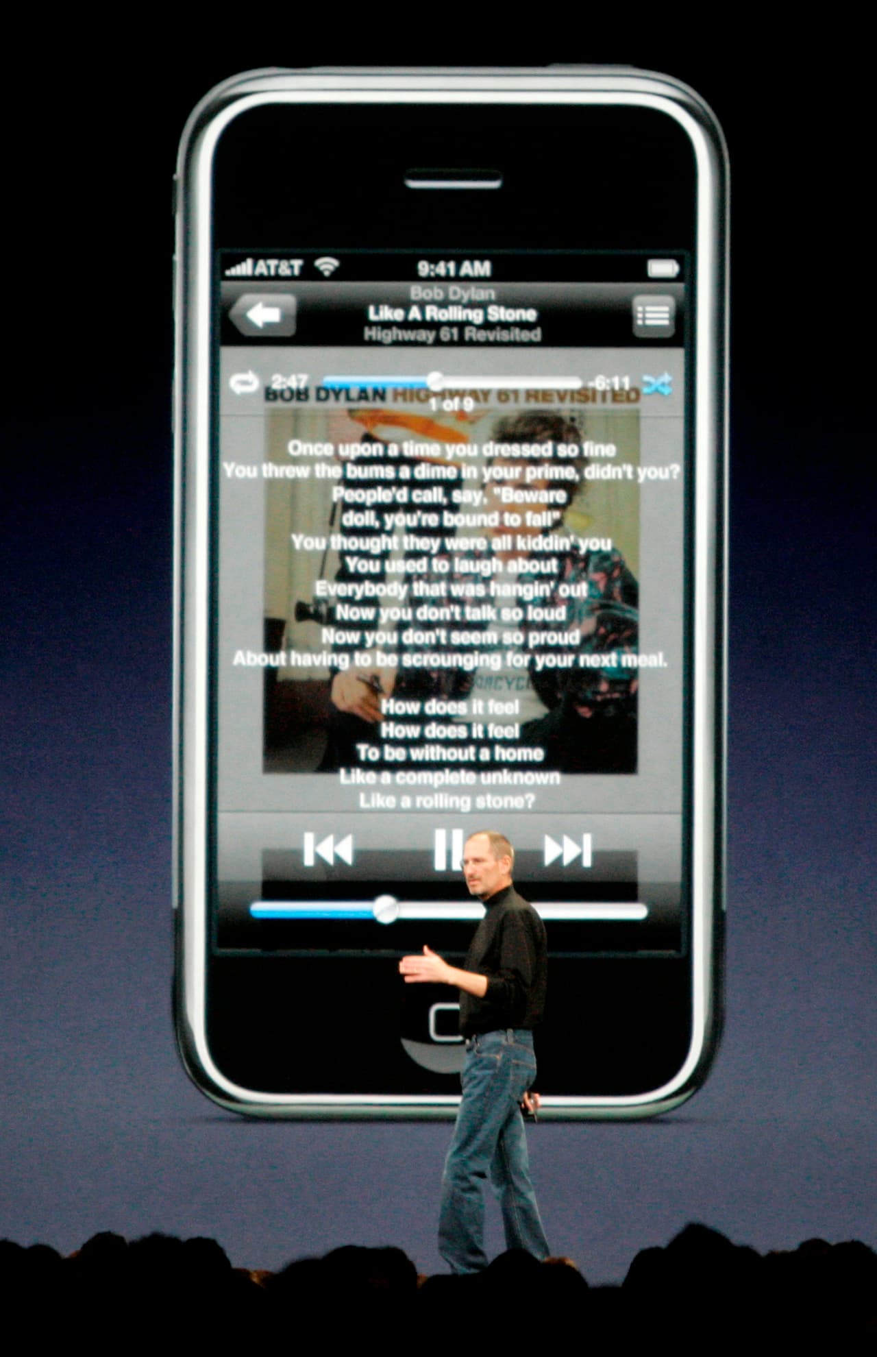 En enero de 2008, el director ejecutivo de Apple, Steve Jobs, camina frente a una imagen de un iPhone mientras pronuncia el discurso de apertura en la conferencia Apple MacWorld en San Francisco, el martes 15 de enero de 2008.