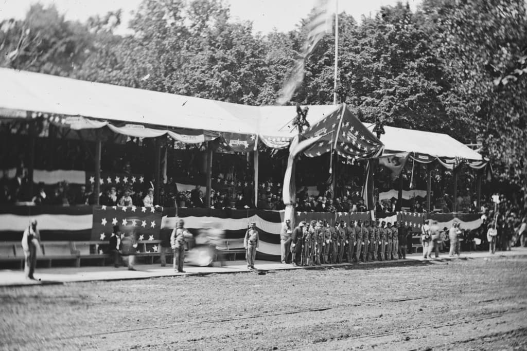 La tribuna presidencial con invitados y guardias junto al presidente Andrew Johnson los días 23 y 24 de mayo de 1865, en la Avenida Pensilvania de Washington, mientras soldados del Ejército de EE. UU. participaban en la "Gran Revista de los Ejércitos". (Biblioteca del Congreso vía AP)
