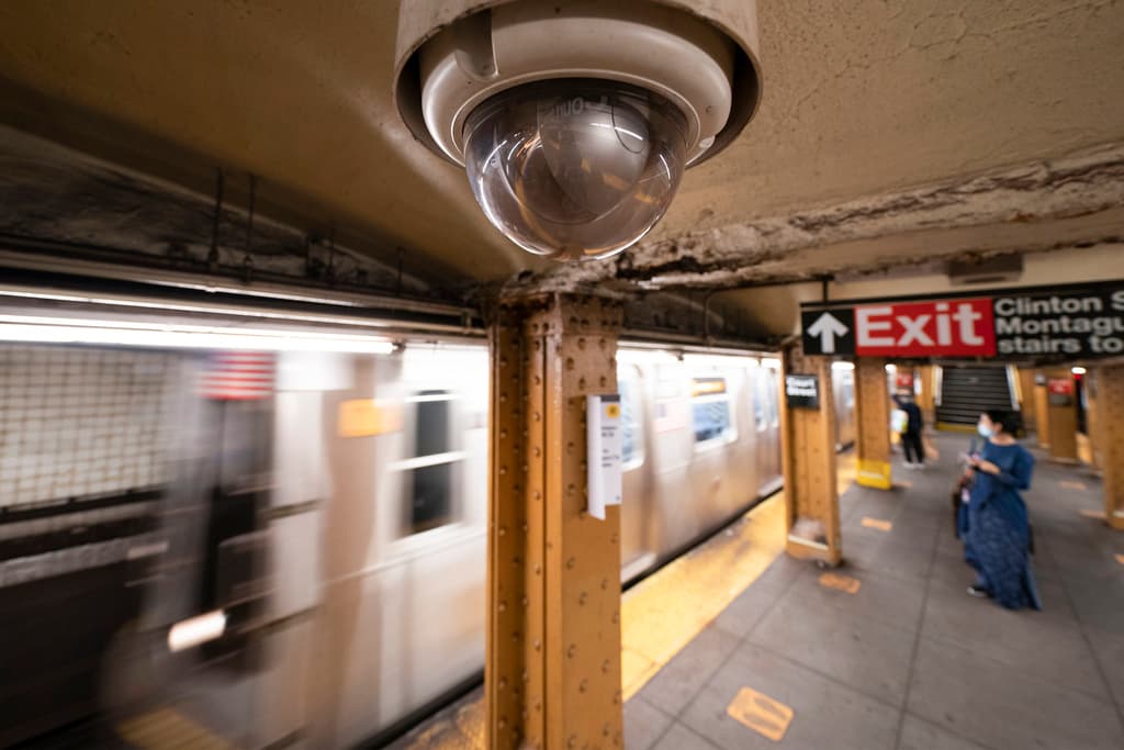 Las cámaras revisadas por la MTA muestran intercambios de dinero junto a los lectores OMNY de la estación de la línea N en la Octava Avenida. 
<br>