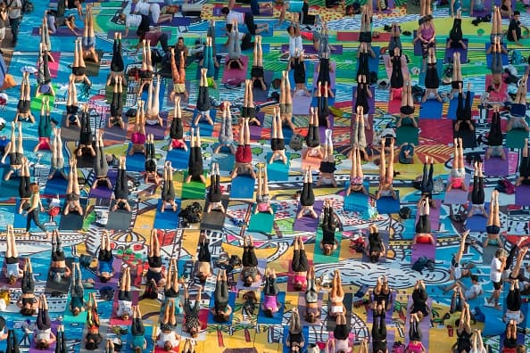 Tel Aviv también celebró el Día Internacional del Yoga, con una sesión al aire libre. El yoga ha demostrado ser 
<a href="http://www.univision.com/noticias/tratamientos/el-yoga-para-mejorar-el-dolor-de-espalda-cronico-una-alternativa-efectiva?hootPostID=103567c7f8e1d66c2cbb84f78a8bcc38">beneficioso</a> para personas que padecen de problemas crónicos de espalda.