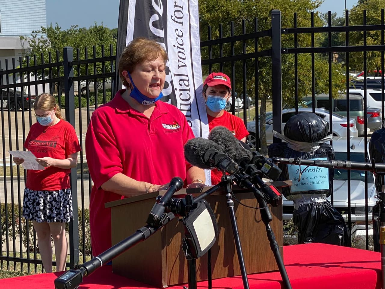Afuera del edificio un grupo de maestros dijo estar preocupados por la seguridad de los estudiantes, maestros y empleados del distrito.
<br>
