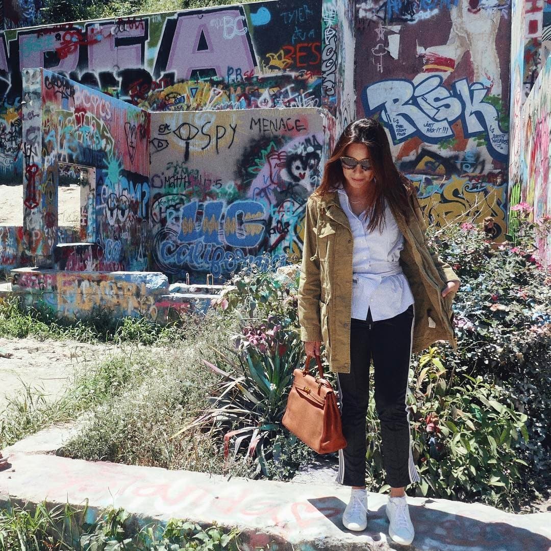 <b><a href="http://www.univision.com/temas/ana-brenda-contreras">Contreras</a></b> paseó por las calles de Texas junto a 
<b><a href="http://www.univision.com/temas/ivan-sanchez">Iván</a></b>, y definió ese lugar de arte como "Solitario", pues al parecer era una estructura abandonada en donde los jóvenes plasman su arte.