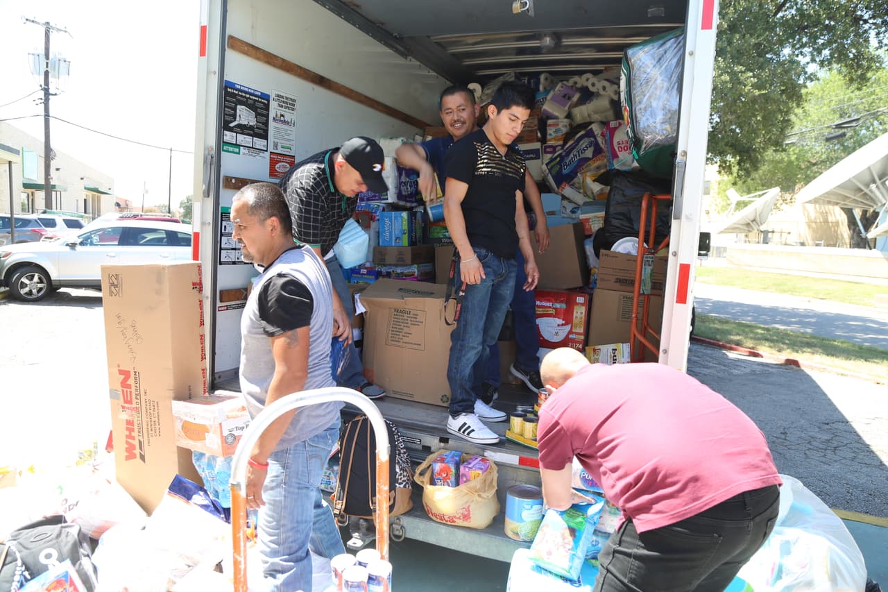 Así se cargo el camión con ayudas para los damnificados en Houston por radioescuchas y 'El Bueno, La Mala y El Feo'.