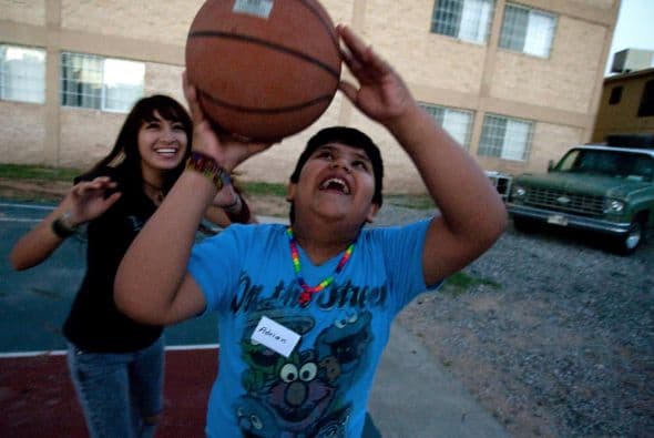 Otra de las formas en que se ve mermada la vida de los niños es que, contrario a lo que sucedía años atrás, el 70 por ciento de las familias de ciudades como Juárez, Monterrey y México no permiten a sus hijos salir a jugar a las calles, de acuerdo a información del Instituto Ciudadano de Estudios sobre la Inseguridad.
