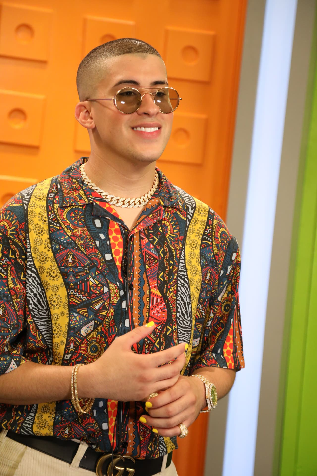 Además de llamativo estampado de su camisa, Bad Bunny llegó a los ensayos con las uñas pintadas de amarilo y accesorios de oro.