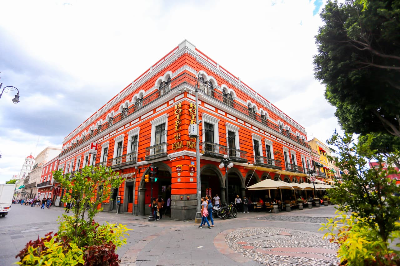 <b>Puesto 12: Puebla</b>.
<br>
<br>Esta ciudad colonial al sureste de la Ciudad de México está llena de iglesias, 365 para ser exactos, pero sus principales atractivos son la cerámica de Talavera y su mole poblano, elaborado con chiles, carne, chocolate, canela y ajo, entre otros ingredientes.
<br>
<br>Cuando se ponga el sol haga una aventura hacia el Callejón de los Sapos, donde disfrutará de espectáculos en vivo.