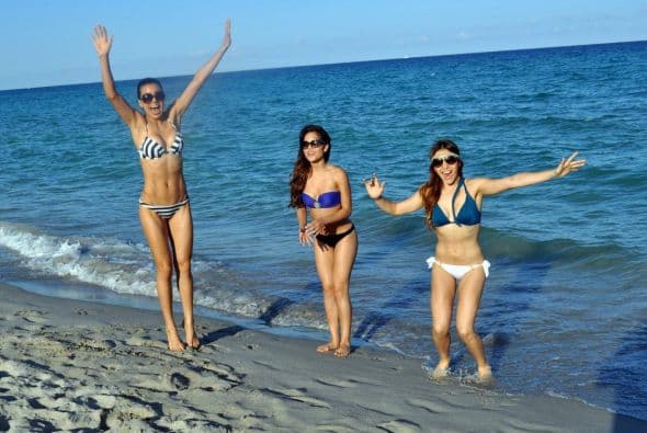 Las chicas de Nuestra Belleza Latina se escaparon a la playa y deleitaron a los caballeros con sus espectaculares curvas latinas.