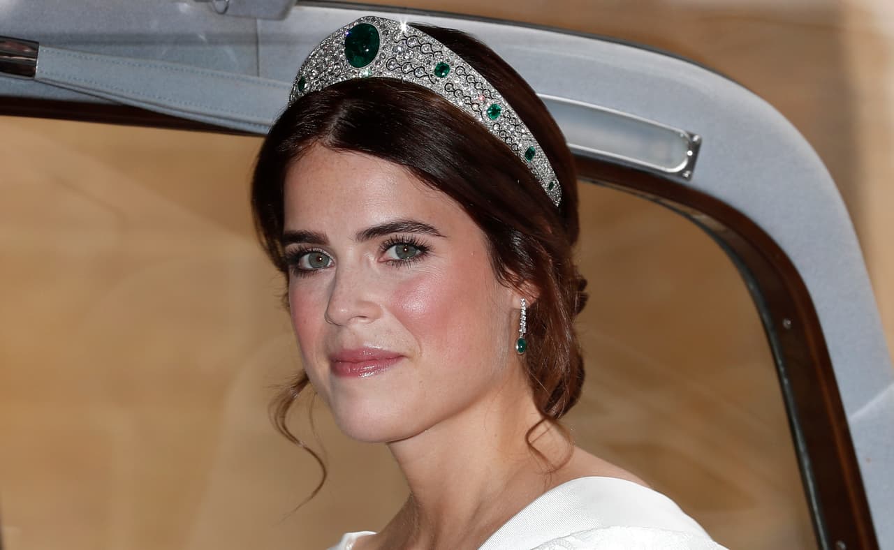 Eugenie de York optó por una icónica tiara para su boda, una joya que tomó prestada de la reina de Inglaterra, Isabel II, y que llamó la atención por las esmeraldas que lleva incrustadas.