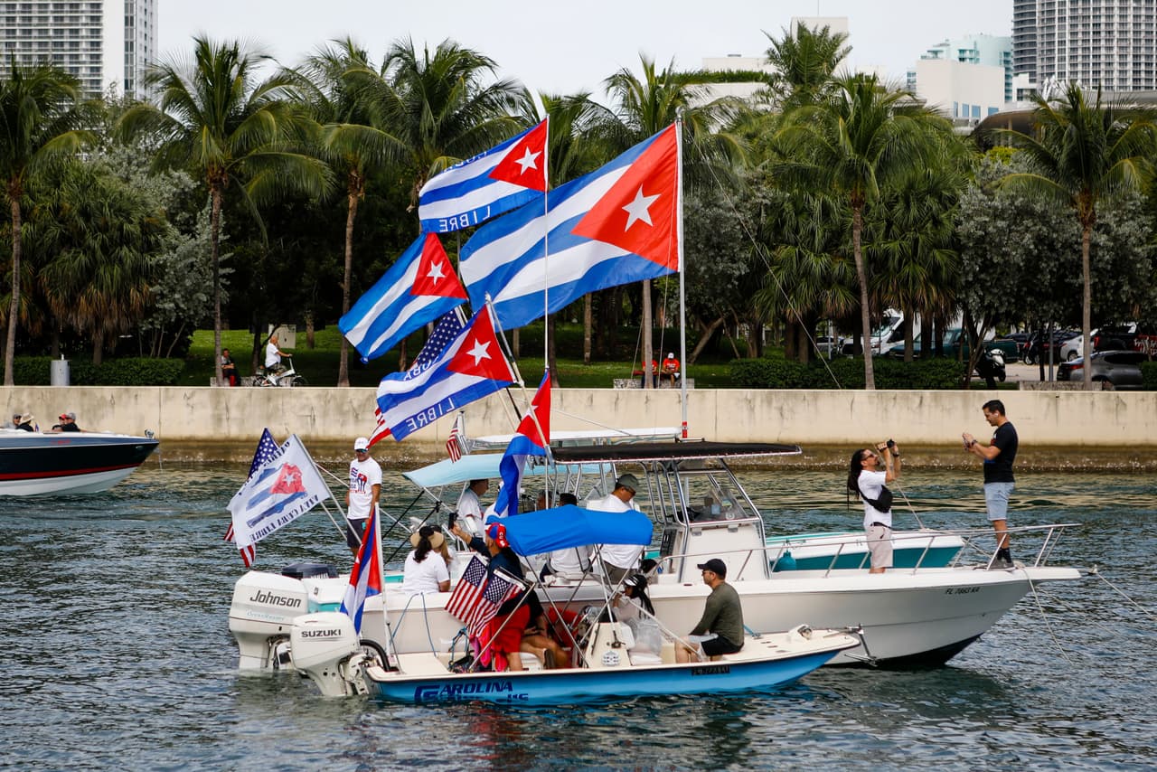 Además, una flotilla llegó a la Bahía de Key Biscayne con banderas de Cuba para unirse a la manifestación.