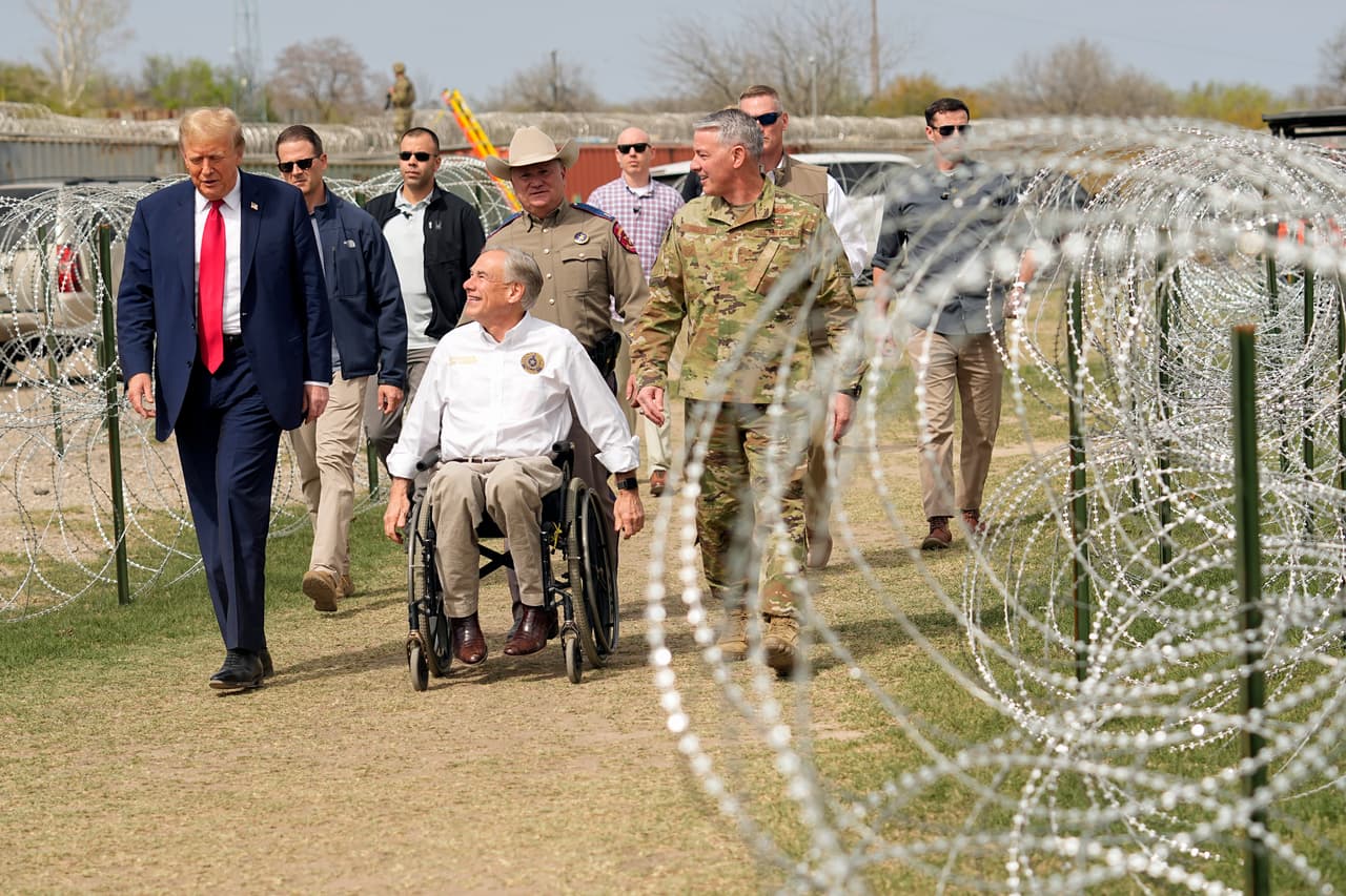 El candidato presidencial republicano, el expresidente Donald Trump, junto al gobernador de Texas, Greg Abbott, durante la visita a la frontera.