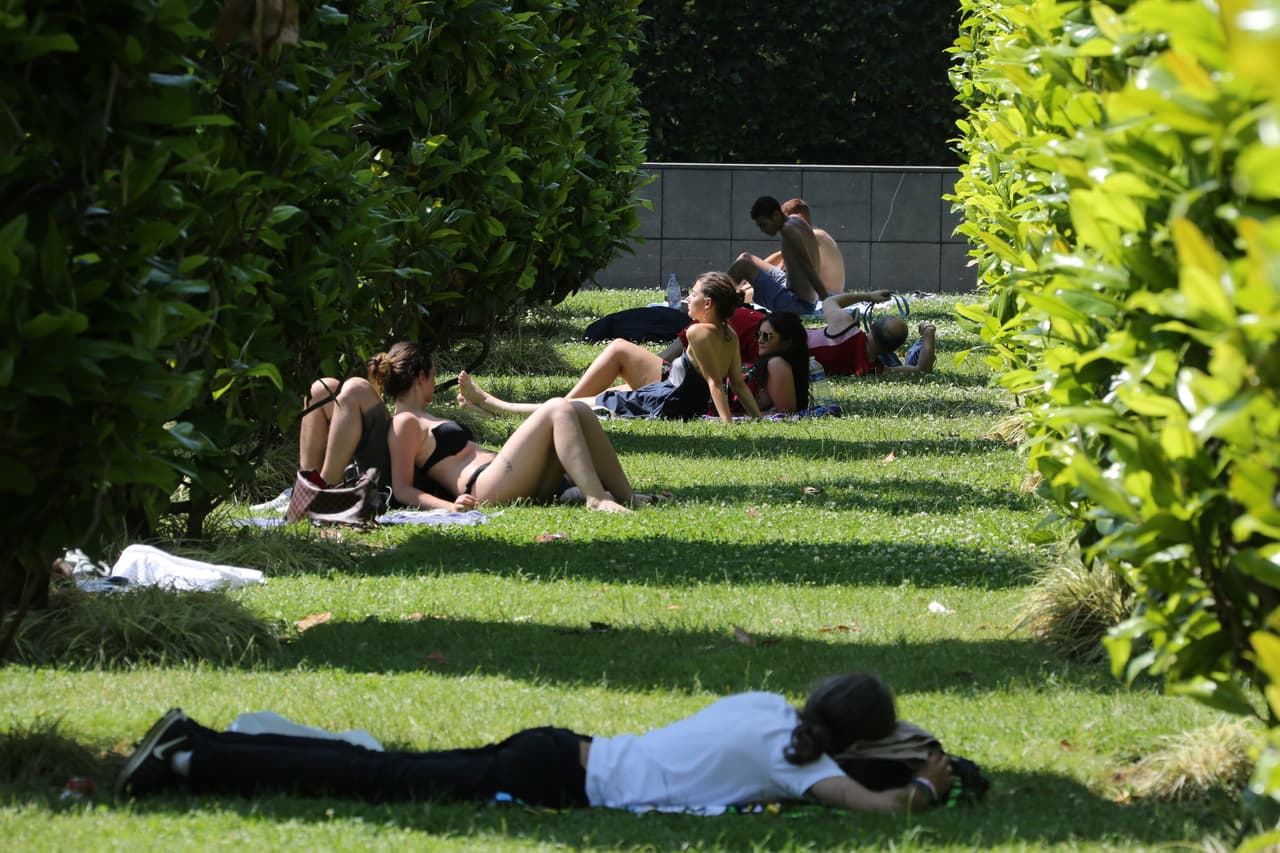 Durante las olas de calor, los médicos alertan a las personas ante los síntomas de los golpes de calor que producen debilidad, dolor de cabeza o mareo, debilidad muscular, vómitos y palpitaciones. Una persona puede fallecer por calor si no se toman las medidas necesarias. Esto es en Francia.