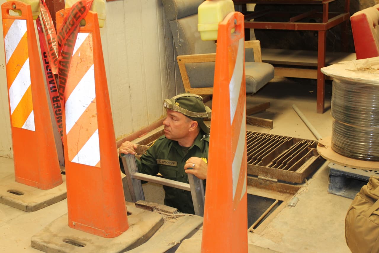 Un agente regresa de tomar pruebas de la humedad y oxigeno al interior del subterráneo.