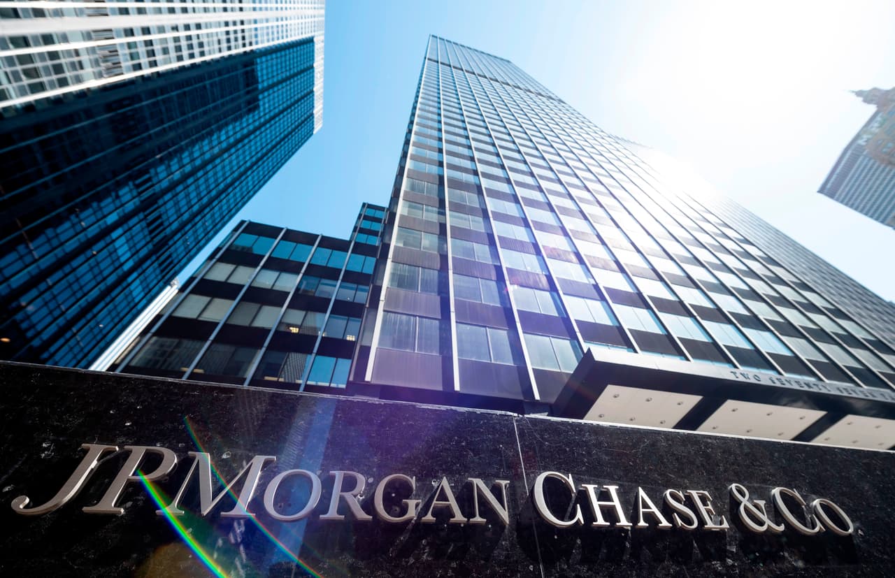 <h3 class="cms-H3-H3">JPMorgan Chase </h3>
<br>
<br>Luego de que el CEO de la compañía, Jamie Damion, condenó la violencia y pidió un alto a la violencia, el diario reportó que la compañía pospondrá todas las contribuciones al sector público.
