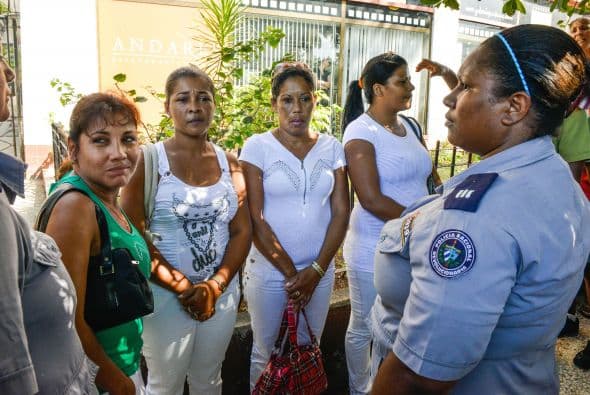 El hostigamiento a las "Damas de Blanco" por una turba oficialista cuando pretendían manifestarse en La Habana fue la nota discordante en la conmemoración del Día Internacional de los Derechos Humanos en América Latina. El grupo de mujeres disidentes se congregó hoy en un concurrido punto de la capital cubana precisamente para emprender una caminata con motivo de la jornada internacional, pero no pudo hacerlo debido al acoso de una multitud que las llamó "ratas inmundas", "gusanas" y "mercenarias", entre otros insultos. También otros grupos opositores cubanos fueron objeto del hostigamiento oficialista, como el caso de "Estado de SATS", un proyecto de discusión crítica que dirige Antonio González Rodiles y que este miércoles celebró en su casa una actividad para celebrar el aniversario de la Declaración Universal de los Derechos Humanos. A unos metros de la vivienda el oficialismo organizó actividades festivas y juegos con la asistencia de varias decenas de escolares, mientras sonaban en un altavoz canciones de Silvio Rodríguez. En unas declaraciones a Efe, González Rodiles lamentó que el Gobierno de Cuba entienda el Día de los Derechos Humanos como una jornada de "confrontación" y calificó de "realmente bajo" usar a los niños "para estas cosas.