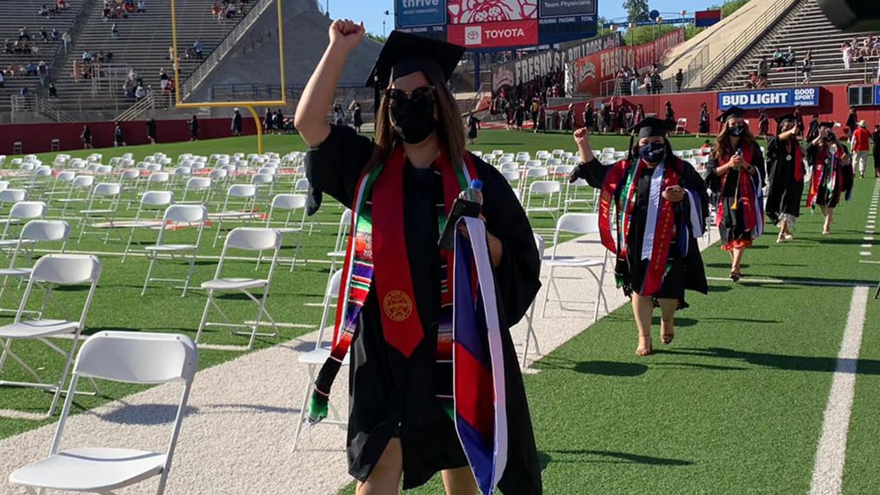 Desde marzo del año pasado que los estudiantes de 
<b><a href="https://www.csufresno.edu/" target="_blank">Fresno State</a></b> han estado estudiando de forma online. La ceremonia de graduación realizada este viernes fue el primer evento masivo realizado por la Universidad desde que inició la pandemia.