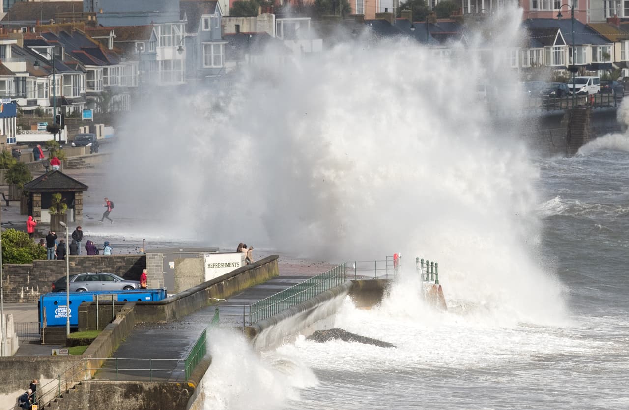 El fuerte oleaje de la tormenta golpea la costa en Cornwall, Inglaterra. La de este 2017 ha sido una de las temporadas de huracanes más activas en el Atlántico desde 2005, cuando Katrina encabezó una destructiva arremetida de ciclones tanto en EEUU como en el Caribe.